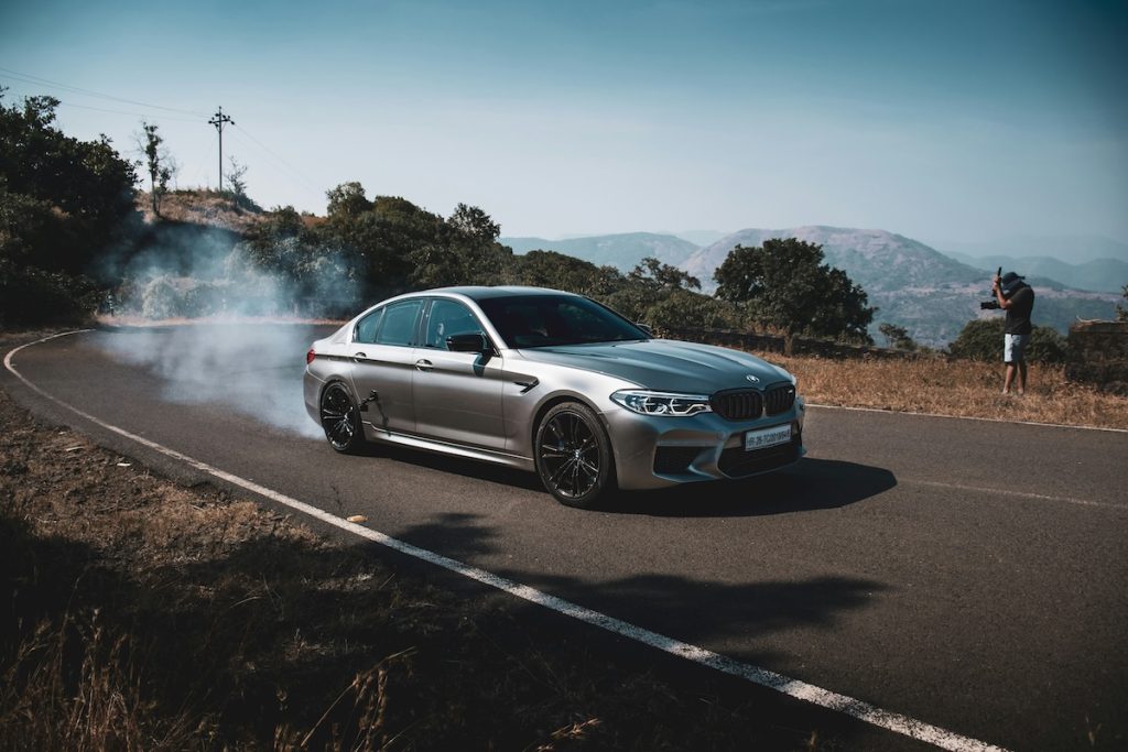 Szürke dízel %-ös BMW az úton.