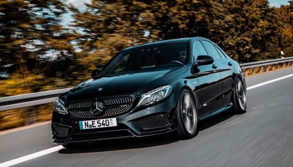 Fekete dízel Mercedes az autópályán