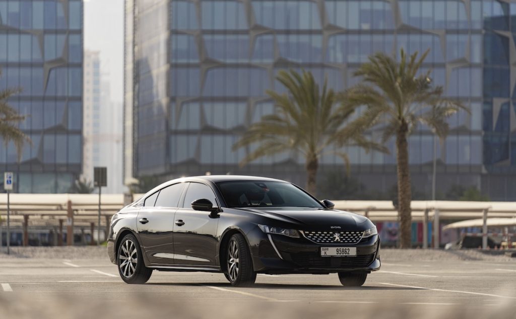 Fekete Peugeot 508