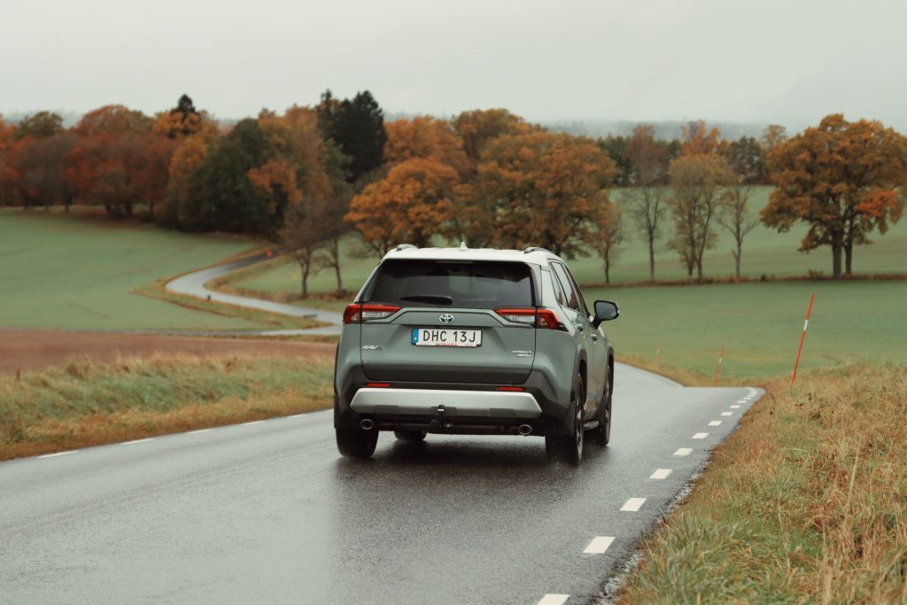 A képen egy Toyota látható.