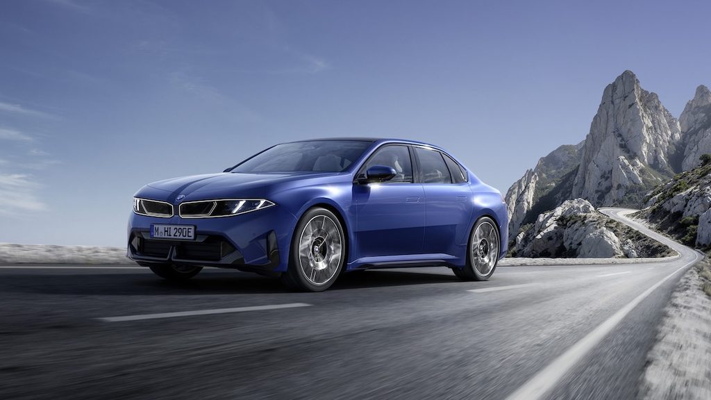 Kék BMW i3 50 xDrive hegyvidékes utakon.