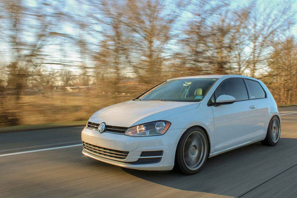 A képen egy fehér Volkswagen látható.